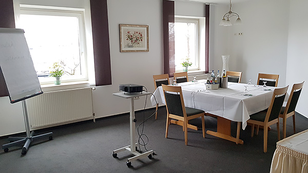 Ratszimmer - Tische im Block aufgestellt und Flip-Chart